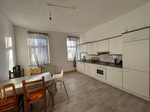 Helle Wohnküche mit Esstisch - 4 Zimmer Etagenwohnung zur Miete in Ostritz