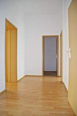 Flur mit Abstellraum - 2 Zimmer Etagenwohnung zur Miete in Chemnitz