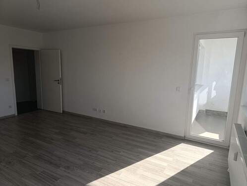 Wohnzimmer mit Zugang zum Balkon - 