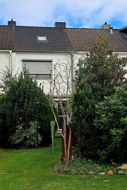 Garten mit sichtgeschützter Terrasse - 3 Zimmer Mehrfamilienhaus, Wohnhaus in Itzehoe