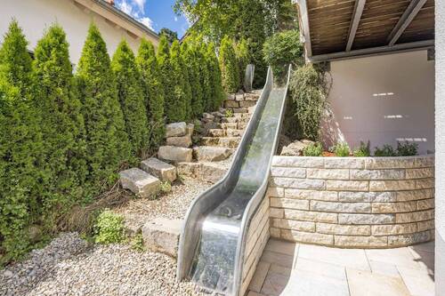 Haus mit Rutsche - 