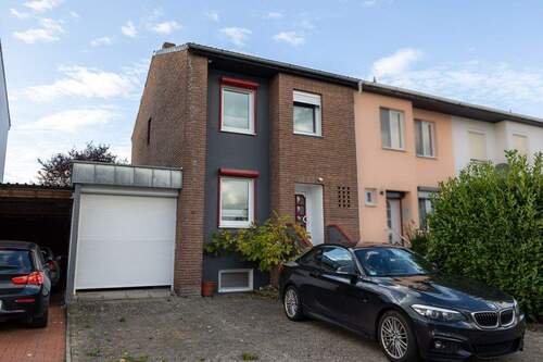 Front - *** REH - modernisiert mit GARAGE - GARTEN mit tollen BLICK - VOLLKELLER ***