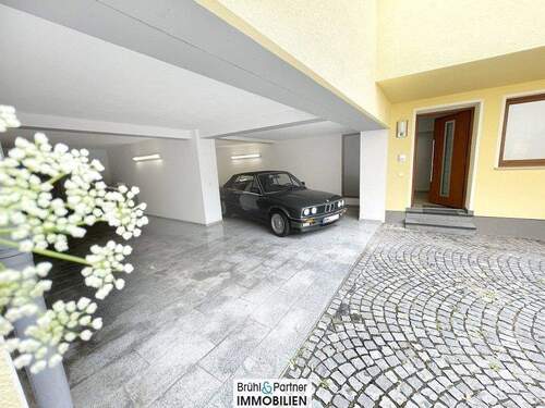 sehr geschützt direkt am Eingang - 