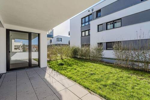 Überdachte Terrasse mit Gartenanteil - 4 Zimmer Etagenwohnung in Bietigheim-Bissingen