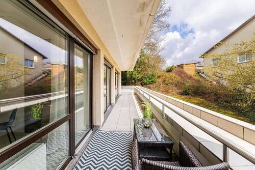 Großzügiger Balkon - Provisionsfrei: barrierefreie Zimmer-Wohnung in Bestlage von Höchberg- Würzburg. Sofort frei!