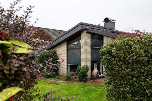 Front - *** ARCHITEKTEN BUNGALOW - ruhige LAGE - GARAGE und STELLPLATZ - GARTEN und ANKLEIDEZIMMER ***