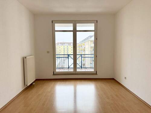 Schlafzimmer mit Balkonzugang - 2 Zimmer Etagenwohnung zum Kaufen in Dresden