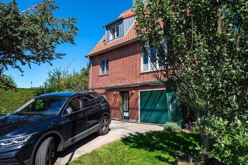 Außenstellplatz, unterer Eingang und Garagentor - 