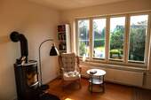 Leseplatz und Schwedenofen im Wohnzimmer - 
