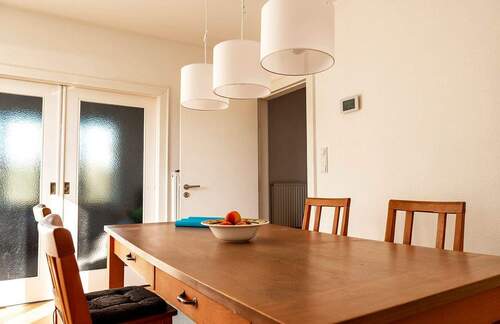 Großzügiges Esszimmer, durch Schiebetür abtrennbar - 