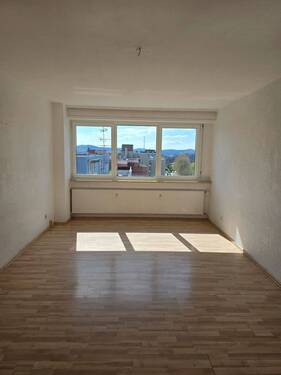 Zimmer vor Sanierung - 3 Zimmer Etagenwohnung in Homburg