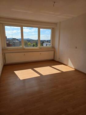 Zimmer vor Sanierung - Etagenwohnung mit 70,00 m&sup2; in Homburg zur Miete