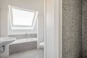 Tagesbelichtetes Bad mit Wanne und Dusche - 