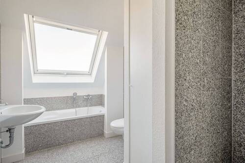 Tagesbelichtetes Bad mit Wanne und Dusche - 
