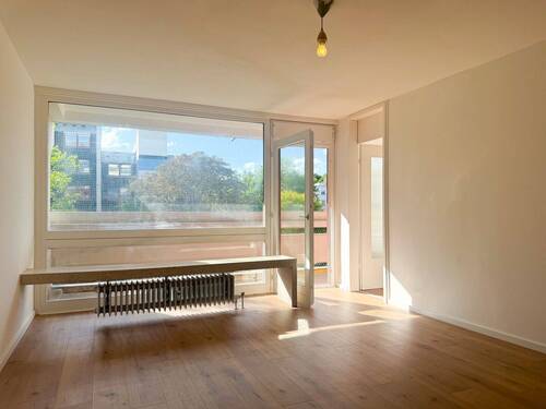 Wohnzimmer - Frisch saniertes 1-Zimmer-Apartment mit Blick auf den Olympiaturm