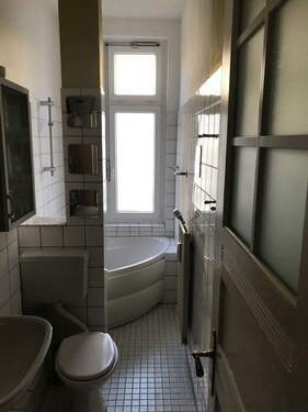 Badezimmer mit Eck-Badewanne - 