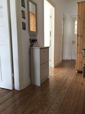 Heller Flur bei Tag - 