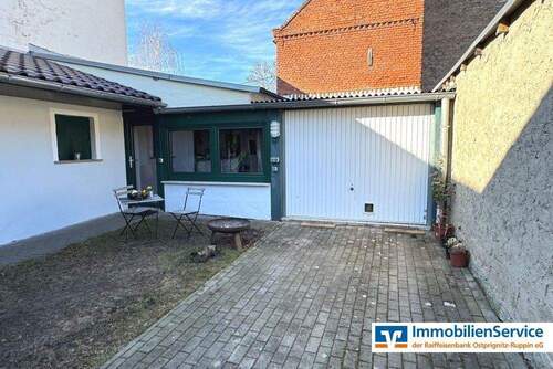 Nebengebäude mit Garage - 