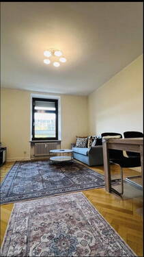 Wohnzimmer mit Essbereich - 3 Zimmer Etagenwohnung zur Miete in München
