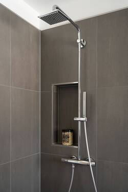 Dusche mit Shampoo-Nische - 