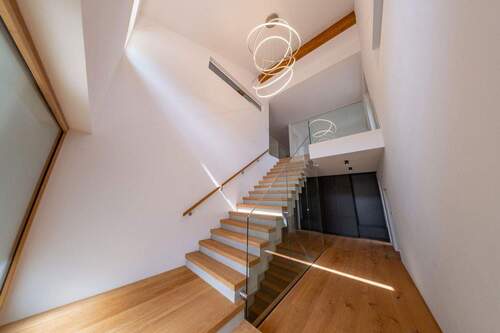 Treppenaufgang - Einfamilienhaus mit 260,00 m&sup2; in Karlsruhe zum Kaufen