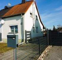 - Unterkellertes Einfamilienhaus (DHH) mit Garten und Stellplätzen - - Weißenfels