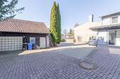 Innenhof Garage mit Parkplätzen - 1 Zimmer Mehrfamilienhaus, Wohnhaus in Bad Harzburg