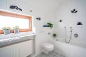 Das Badezimmer besitzt eine Wanne. - 