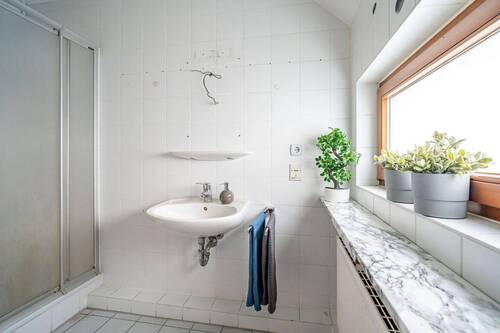 Eine Dusche ist ebenfalls vorhanden. - 