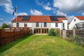 Der Garten bietet Platz zum Spielen und Entspannen - 