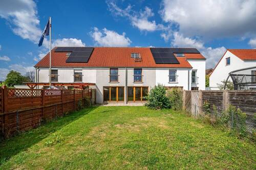 Der Garten bietet Platz zum Spielen und Entspannen - 