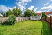 Die Garage ist vom Garten aus begehbar. - 