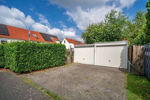 Eine Garage und zwei Stellplätze sind vorhanden. - 