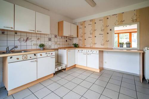 Die Küche besitzt eine Durchreiche zum Esszimmer. - 