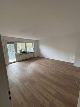 Wohnzimmer - Renovierte 3-Zimmer Wohnung mit Balkon & Garage