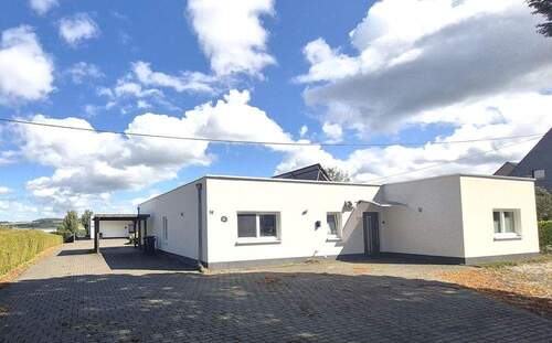 Hoffläche und Zufahrt - 