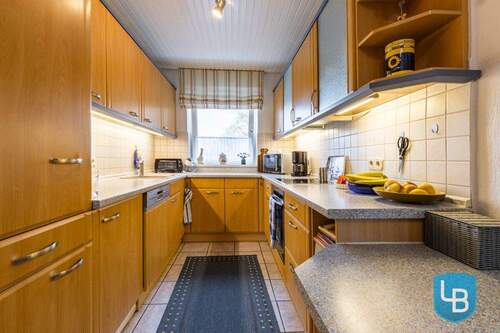 Zeitlose Küche mit Elektrogeräten - 