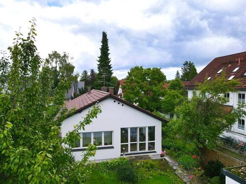 Ansicht Haus - Charmantes Einfamilienhaus mit großflächigem Garten & Garage - Wohnrecht
