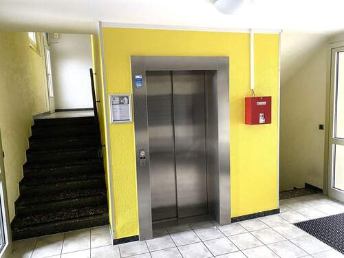 Ein Aufzug befindet sich im Haus - 