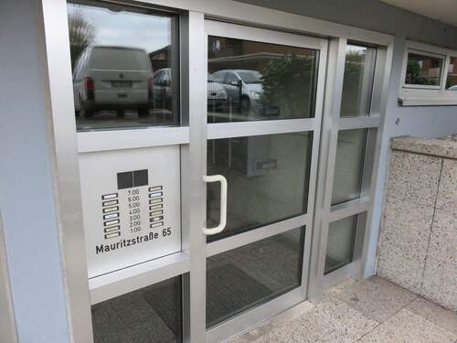 Gepflegter Hauseingangsbereich - 