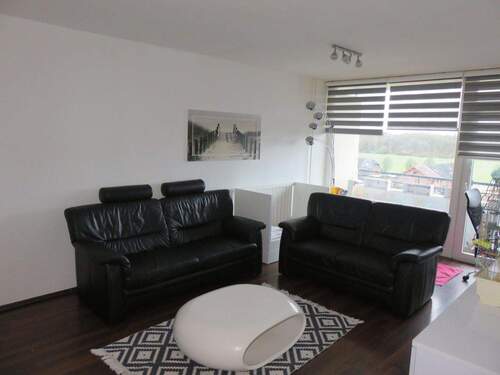 Wohnzimmer mit Zugang Balkon - Etagenwohnung mit 76,00 m&sup2; in Krefeld zum Kaufen