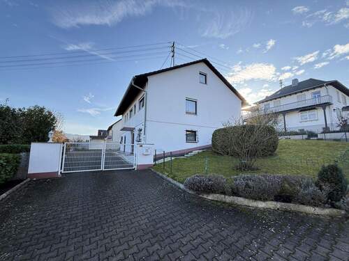 Hausansicht mit Einfahrt - Einfamilienhaus mit 95,00 m&sup2; in Stockach zum Kaufen