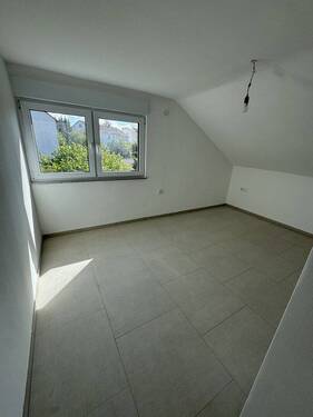 Schlafzimmer - Erstbezug nach Kernsanierung: Moderne 3-Zimmer-Dachgeschosswohnung mit neuer Einbauküche