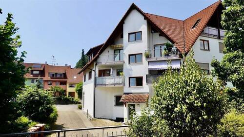 Hausansicht Hofseite mit Loggia und TG-Einfahrt - Frisch renoviertes Wohnglück in Meersburger Oberstadt