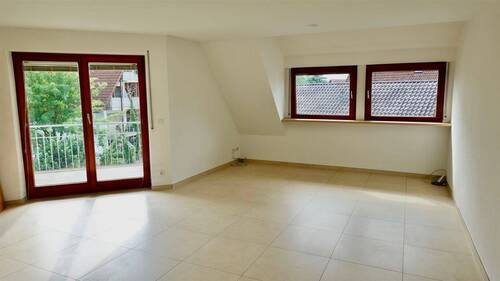 Gr. Wohnzimmer mit Zugang zur Loggia - 