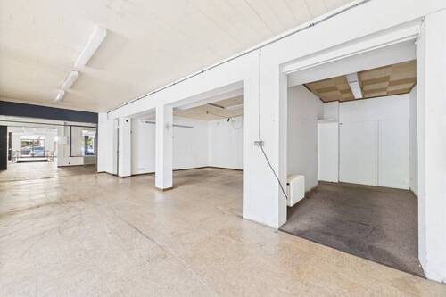 Ausstellungsfläche und Lager - 