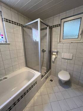 Bad mit Wanne - Mehrfamilienhaus, Wohnhaus mit 166,10 m² in Oberelsbach zum Kaufen
