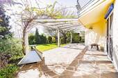Die überdachte Terrasse läd zum Verweilen ein. - 