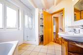 ...ausgestattet mit Duschewanne und Dusche. - 