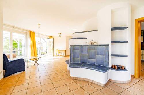 ...angeschlossen an das helle Wohnzimmer... - 